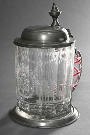 Glas Walzenkrug mit Zinnhaube und -fußring, facettierter Korpus mit umlaufendem floralem Schliff "Jagdszene" sowie Monogramm in Blütenkartusche "IGST", im Boden vergoldeter Schliff "Liegender Hi… - Foto 1
