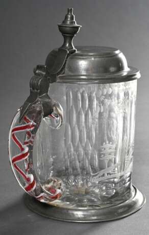 Glas Walzenkrug mit Zinnhaube und -fußring, facettierter Korpus mit umlaufendem floralem Schliff "Jagdszene" sowie Monogramm in Blütenkartusche "IGST", im Boden vergoldeter Schliff "Liegender Hi… - Foto 2
