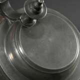 Glas Walzenkrug mit Zinnhaube und -fußring, facettierter Korpus mit umlaufendem floralem Schliff "Jagdszene" sowie Monogramm in Blütenkartusche "IGST", im Boden vergoldeter Schliff "Liegender Hi… - Foto 3