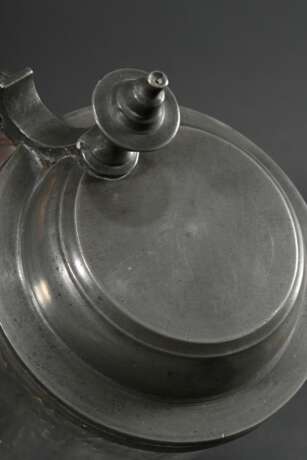 Glas Walzenkrug mit Zinnhaube und -fußring, facettierter Korpus mit umlaufendem floralem Schliff "Jagdszene" sowie Monogramm in Blütenkartusche "IGST", im Boden vergoldeter Schliff "Liegender Hi… - Foto 3