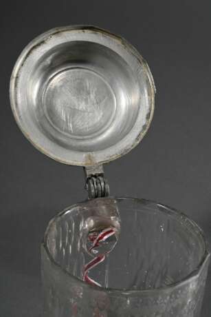 Glas Walzenkrug mit Zinnhaube und -fußring, facettierter Korpus mit umlaufendem floralem Schliff "Jagdszene" sowie Monogramm in Blütenkartusche "IGST", im Boden vergoldeter Schliff "Liegender Hi… - Foto 4