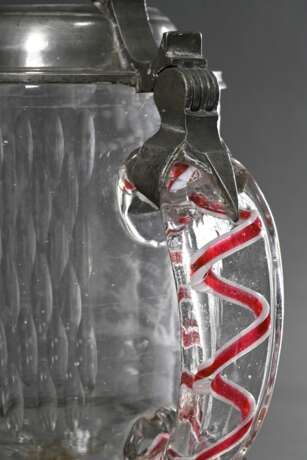 Glas Walzenkrug mit Zinnhaube und -fußring, facettierter Korpus mit umlaufendem floralem Schliff "Jagdszene" sowie Monogramm in Blütenkartusche "IGST", im Boden vergoldeter Schliff "Liegender Hi… - Foto 6