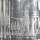 Glas Walzenkrug mit Zinnhaube und -fußring, facettierter Korpus mit umlaufendem floralem Schliff "Jagdszene" sowie Monogramm in Blütenkartusche "IGST", im Boden vergoldeter Schliff "Liegender Hi… - Foto 7