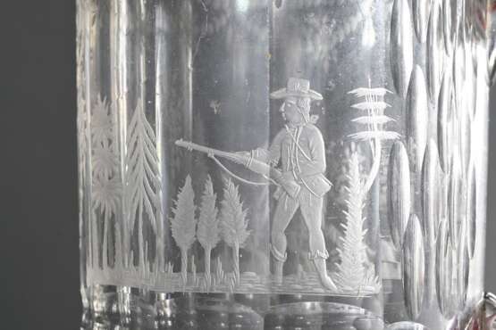 Glas Walzenkrug mit Zinnhaube und -fußring, facettierter Korpus mit umlaufendem floralem Schliff "Jagdszene" sowie Monogramm in Blütenkartusche "IGST", im Boden vergoldeter Schliff "Liegender Hi… - Foto 7