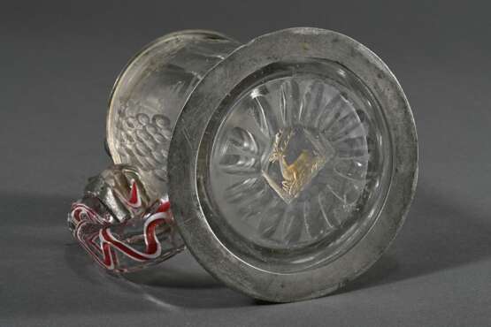 Glas Walzenkrug mit Zinnhaube und -fußring, facettierter Korpus mit umlaufendem floralem Schliff "Jagdszene" sowie Monogramm in Blütenkartusche "IGST", im Boden vergoldeter Schliff "Liegender Hi… - Foto 8
