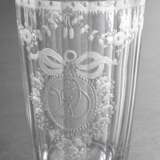 Facettiertes Louis XVI Becherglas mit lupenfeinem Schliffdekor "Blütengirlanden und Punktfries" sowie umkränzter Monogramm Reserve "WD", um 1780, H. 11,9cm - photo 1