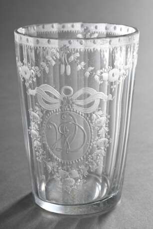 Facettiertes Louis XVI Becherglas mit lupenfeinem Schliffdekor "Blütengirlanden und Punktfries" sowie umkränzter Monogramm Reserve "WD", um 1780, H. 11,9cm - photo 1