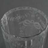Facettiertes Louis XVI Becherglas mit lupenfeinem Schliffdekor "Blütengirlanden und Punktfries" sowie umkränzter Monogramm Reserve "WD", um 1780, H. 11,9cm - photo 2