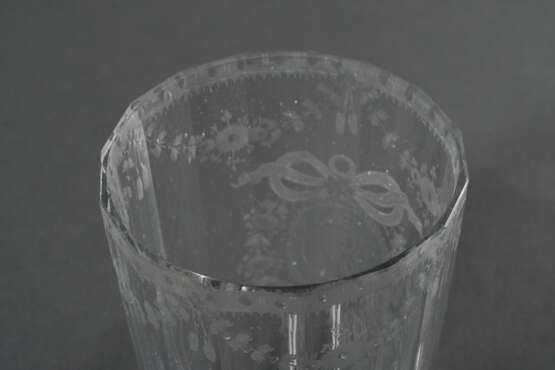 Facettiertes Louis XVI Becherglas mit lupenfeinem Schliffdekor "Blütengirlanden und Punktfries" sowie umkränzter Monogramm Reserve "WD", um 1780, H. 11,9cm - photo 2