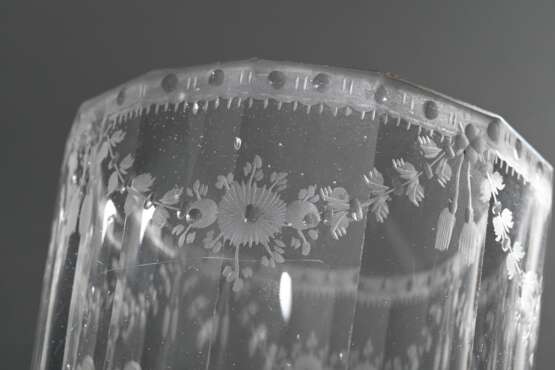 Facettiertes Louis XVI Becherglas mit lupenfeinem Schliffdekor "Blütengirlanden und Punktfries" sowie umkränzter Monogramm Reserve "WD", um 1780, H. 11,9cm - photo 4