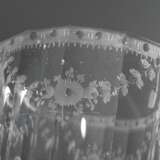 Facettiertes Louis XVI Becherglas mit lupenfeinem Schliffdekor "Blütengirlanden und Punktfries" sowie umkränzter Monogramm Reserve "WD", um 1780, H. 11,9cm - photo 4