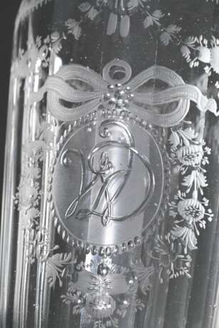 Facettiertes Louis XVI Becherglas mit lupenfeinem Schliffdekor "Blütengirlanden und Punktfries" sowie umkränzter Monogramm Reserve "WD", um 1780, H. 11,9cm - photo 5