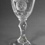 Zartes Louis XVI Kelchglas mit feiner Schliffkartusche und Monogramm „DB“ sowie umlaufendem Olivenschliff, facettierter Stiel, hochgewölbter Fuß, Abriss, H. 14,5cm - photo 1