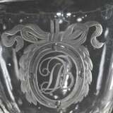 Zartes Louis XVI Kelchglas mit feiner Schliffkartusche und Monogramm „DB“ sowie umlaufendem Olivenschliff, facettierter Stiel, hochgewölbter Fuß, Abriss, H. 14,5cm - photo 2