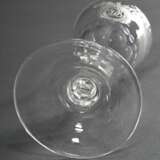 Zartes Louis XVI Kelchglas mit feiner Schliffkartusche und Monogramm „DB“ sowie umlaufendem Olivenschliff, facettierter Stiel, hochgewölbter Fuß, Abriss, H. 14,5cm - photo 3