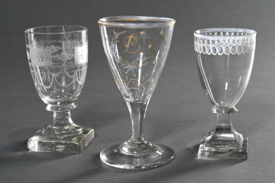 3 Diverse Empire Gläser um 1800: mit Gold Monogramm „B“ in Kartusche (H. 12,2cm), mit eckigem Fuß und geschliffenem Dekor (H. 11cm) und mit Blumenborte in Emaillefarben (H. 10,9cm) - photo 1