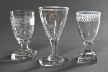 3 Diverse Empire Gläser um 1800: mit Gold Monogramm „B“ in Kartusche (H. 12,2cm), mit eckigem Fuß und geschliffenem Dekor (H. 11cm) und mit Blumenborte in Emaillefarben (H. 10,9cm)