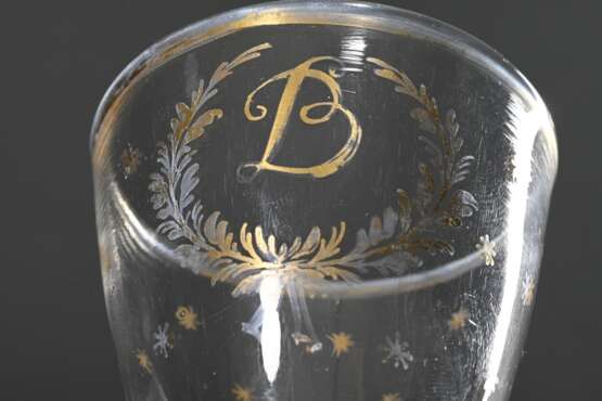 3 Diverse Empire Gläser um 1800: mit Gold Monogramm „B“ in Kartusche (H. 12,2cm), mit eckigem Fuß und geschliffenem Dekor (H. 11cm) und mit Blumenborte in Emaillefarben (H. 10,9cm) - photo 2