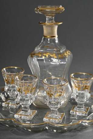 6 Teile Biedermeier Glas mit floraler Goldmalerei, um 1850: Karaffe mit eingezogener Wandung (H. 19,5cm), mehrfach eingezogenes Tablett (22x27cm) und 4 Stamper (H. 7,2cm), min. best., berieben - Foto 1