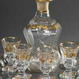 6 Teile Biedermeier Glas mit floraler Goldmalerei, um 1850: Karaffe mit eingezogener Wandung (H. 19,5cm), mehrfach eingezogenes Tablett (22x27cm) und 4 Stamper (H. 7,2cm), min. best., berieben - Foto 1