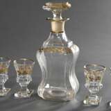 6 Teile Biedermeier Glas mit floraler Goldmalerei, um 1850: Karaffe mit eingezogener Wandung (H. 19,5cm), mehrfach eingezogenes Tablett (22x27cm) und 4 Stamper (H. 7,2cm), min. best., berieben - Foto 2