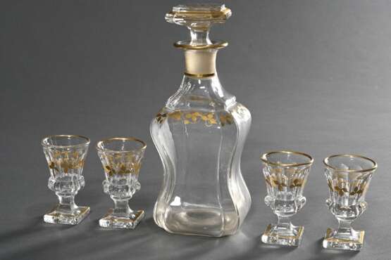 6 Teile Biedermeier Glas mit floraler Goldmalerei, um 1850: Karaffe mit eingezogener Wandung (H. 19,5cm), mehrfach eingezogenes Tablett (22x27cm) und 4 Stamper (H. 7,2cm), min. best., berieben - Foto 2