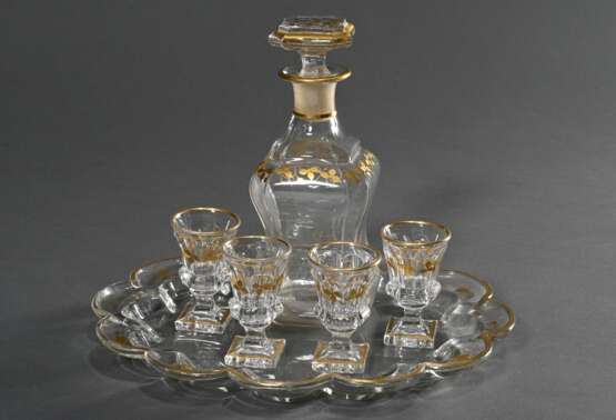 6 Teile Biedermeier Glas mit floraler Goldmalerei, um 1850: Karaffe mit eingezogener Wandung (H. 19,5cm), mehrfach eingezogenes Tablett (22x27cm) und 4 Stamper (H. 7,2cm), min. best., berieben - Foto 3