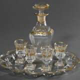6 Teile Biedermeier Glas mit floraler Goldmalerei, um 1850: Karaffe mit eingezogener Wandung (H. 19,5cm), mehrfach eingezogenes Tablett (22x27cm) und 4 Stamper (H. 7,2cm), min. best., berieben - Foto 3