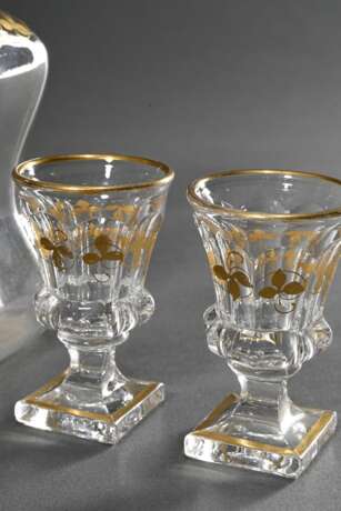 6 Teile Biedermeier Glas mit floraler Goldmalerei, um 1850: Karaffe mit eingezogener Wandung (H. 19,5cm), mehrfach eingezogenes Tablett (22x27cm) und 4 Stamper (H. 7,2cm), min. best., berieben - Foto 4