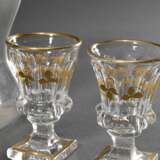 6 Teile Biedermeier Glas mit floraler Goldmalerei, um 1850: Karaffe mit eingezogener Wandung (H. 19,5cm), mehrfach eingezogenes Tablett (22x27cm) und 4 Stamper (H. 7,2cm), min. best., berieben - Foto 4