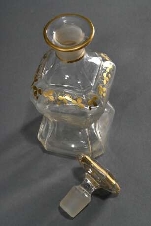 6 Teile Biedermeier Glas mit floraler Goldmalerei, um 1850: Karaffe mit eingezogener Wandung (H. 19,5cm), mehrfach eingezogenes Tablett (22x27cm) und 4 Stamper (H. 7,2cm), min. best., berieben - Foto 5