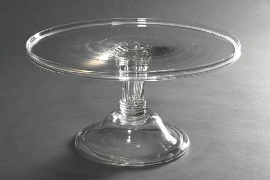 Antikes Glas Tortenplateau auf konisch gezogenem Stiel mit Luftblase über gewölbtem Fuß mit umgeschlagenen Rand, Abriss am Boden, 18.Jh., H. 15,5cm, Ø 29cm, Gebrauchsspuren, Provenienz: Sammlung Friedleben, danach Privat… - photo 1