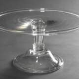 Antikes Glas Tortenplateau auf konisch gezogenem Stiel mit Luftblase über gewölbtem Fuß mit umgeschlagenen Rand, Abriss am Boden, 18.Jh., H. 15,5cm, Ø 29cm, Gebrauchsspuren, Provenienz: Sammlung Friedleben, danach Privat… - photo 1