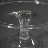 Antikes Glas Tortenplateau auf konisch gezogenem Stiel mit Luftblase über gewölbtem Fuß mit umgeschlagenen Rand, Abriss am Boden, 18.Jh., H. 15,5cm, Ø 29cm, Gebrauchsspuren, Provenienz: Sammlung Friedleben, danach Privat… - photo 3