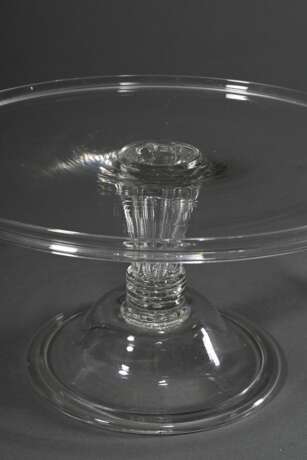 Antikes Glas Tortenplateau auf konisch gezogenem Stiel mit Luftblase über gewölbtem Fuß mit umgeschlagenen Rand, Abriss am Boden, 18.Jh., H. 15,5cm, Ø 29cm, Gebrauchsspuren, Provenienz: Sammlung Friedleben, danach Privat… - photo 3
