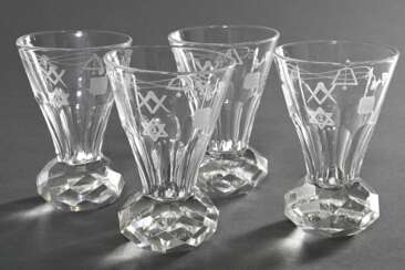 4 Kleine Freimaurer Schnapsbecher in Form von Facettenfußkanonen mit eingeschliffenen Symbolen, Böhmen um 1900, H. 8,4cm, Vgl.: Museum für Hamburgische Geschichte (Hrsg.), Freimaurer, figürliche Porzellane und andere Geb…