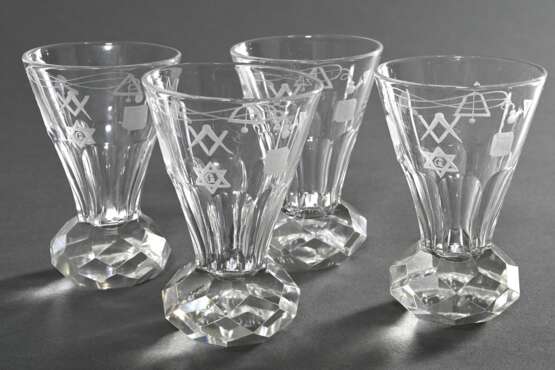 4 Kleine Freimaurer Schnapsbecher in Form von Facettenfußkanonen mit eingeschliffenen Symbolen, Böhmen um 1900, H. 8,4cm, Vgl.: Museum für Hamburgische Geschichte (Hrsg.), Freimaurer, figürliche Porzellane und andere Geb… - photo 1