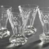 4 Kleine Freimaurer Schnapsbecher in Form von Facettenfußkanonen mit eingeschliffenen Symbolen, Böhmen um 1900, H. 8,4cm, Vgl.: Museum für Hamburgische Geschichte (Hrsg.), Freimaurer, figürliche Porzellane und andere Geb… - photo 1