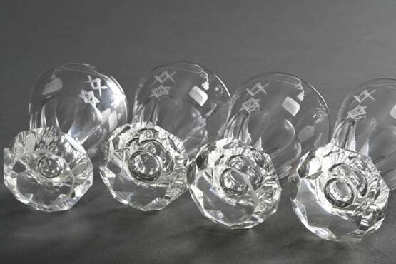 4 Kleine Freimaurer Schnapsbecher in Form von Facettenfußkanonen mit eingeschliffenen Symbolen, Böhmen um 1900, H. 8,4cm, Vgl.: Museum für Hamburgische Geschichte (Hrsg.), Freimaurer, figürliche Porzellane und andere Geb… - photo 2