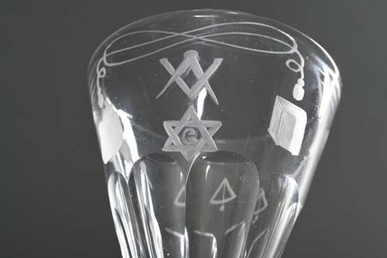 4 Kleine Freimaurer Schnapsbecher in Form von Facettenfußkanonen mit eingeschliffenen Symbolen, Böhmen um 1900, H. 8,4cm, Vgl.: Museum für Hamburgische Geschichte (Hrsg.), Freimaurer, figürliche Porzellane und andere Geb… - photo 3