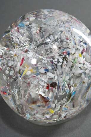 Glas Paperweight auf Ständer mit polychromen Einschmelzungen und Faden im Stiel, Abriss im Boden, 19.Jh., H. 23,5cm - photo 3