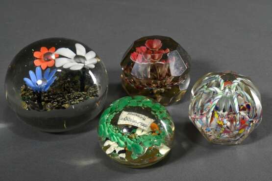 4 Diverse runde und facettierte Paperweights "Blumen", um 1900, H. 6,5-8,5cm, 1x best.A - Foto 2