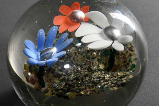 4 Diverse runde und facettierte Paperweights "Blumen", um 1900, H. 6,5-8,5cm, 1x best.A - Foto 5