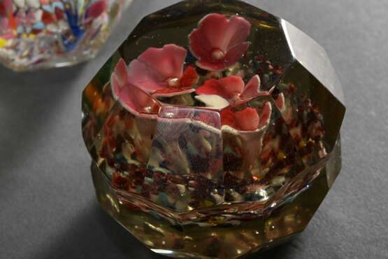4 Diverse runde und facettierte Paperweights "Blumen", um 1900, H. 6,5-8,5cm, 1x best.A - Foto 6