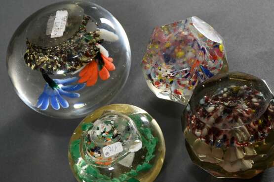 4 Diverse runde und facettierte Paperweights "Blumen", um 1900, H. 6,5-8,5cm, 1x best.A - Foto 7
