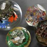 4 Diverse runde und facettierte Paperweights "Blumen", um 1900, H. 6,5-8,5cm, 1x best.A - Foto 7