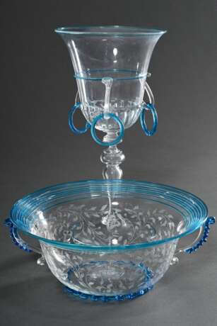 2 Diverse Teile venezianisches Glas nach antiken Vorbildern mit Türkis Fadenauflage, 19.Jh.: Schale mit Diamantgravur "Ranken" (H. 9cm, Ø 21cm) und hohes Pokalglas mit beweglichen Ringhenkeln (H. 26,5cm) - photo 1