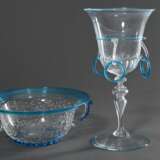 2 Diverse Teile venezianisches Glas nach antiken Vorbildern mit Türkis Fadenauflage, 19.Jh.: Schale mit Diamantgravur "Ranken" (H. 9cm, Ø 21cm) und hohes Pokalglas mit beweglichen Ringhenkeln (H. 26,5cm) - photo 2