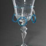2 Diverse Teile venezianisches Glas nach antiken Vorbildern mit Türkis Fadenauflage, 19.Jh.: Schale mit Diamantgravur "Ranken" (H. 9cm, Ø 21cm) und hohes Pokalglas mit beweglichen Ringhenkeln (H. 26,5cm) - photo 3