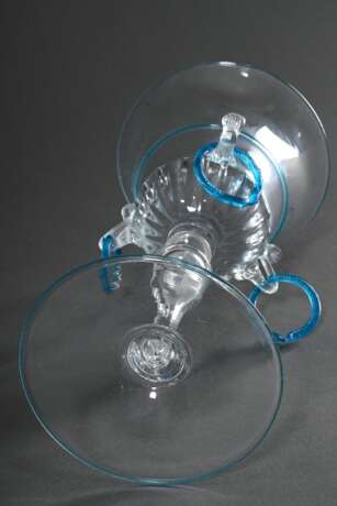 2 Diverse Teile venezianisches Glas nach antiken Vorbildern mit Türkis Fadenauflage, 19.Jh.: Schale mit Diamantgravur "Ranken" (H. 9cm, Ø 21cm) und hohes Pokalglas mit beweglichen Ringhenkeln (H. 26,5cm) - photo 5